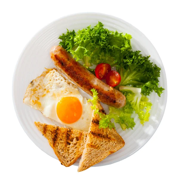 Κάτοψη τηγανιτών αυγών με λουκάνικο, ψωμί και λαχανικά — Φωτογραφία Αρχείου