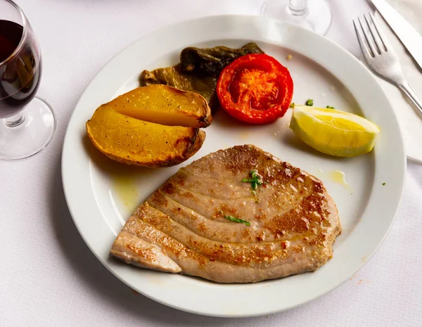 Bistecche di tonno fritto con pomodori e limone — Foto Stock