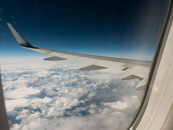 Zicht vanuit het raam van het vliegtuig — Stockfoto