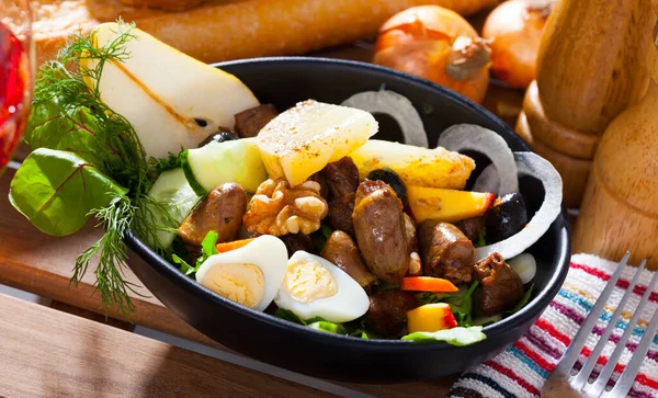 Salad with chicken hearts and quail eggs — Stock Photo, Image