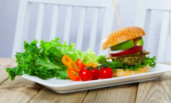 Vegan burger se zeleninou — Stock fotografie