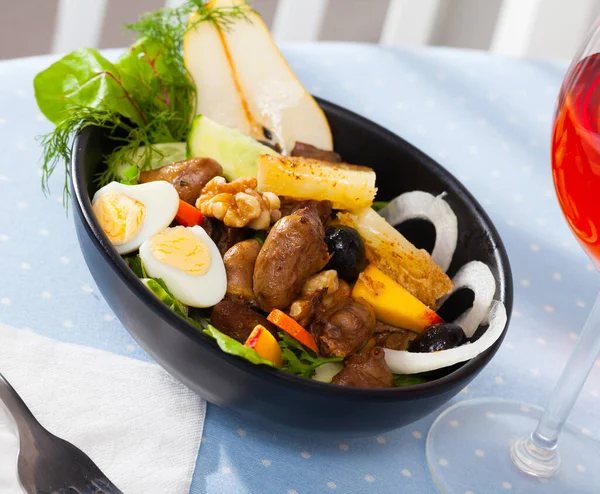 Salad of chicken hearts with peach, pear, fried cheese, quail eggs, wine — Stock Photo, Image