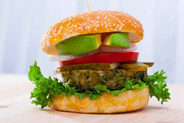 Vegansk hamburgare med grönt — Stockfoto