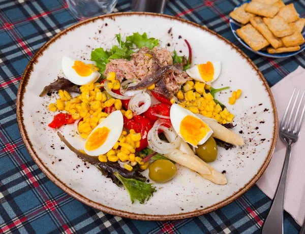 Salada com anchovas de bacalhau e molho da Catalunha — Fotografia de Stock