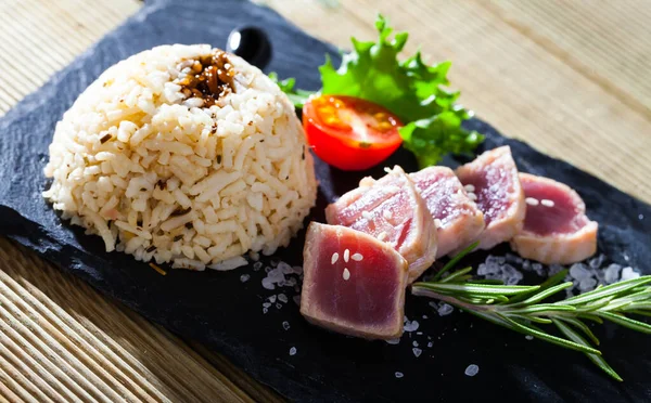Atún Tataki adornado con arroz —  Fotos de Stock