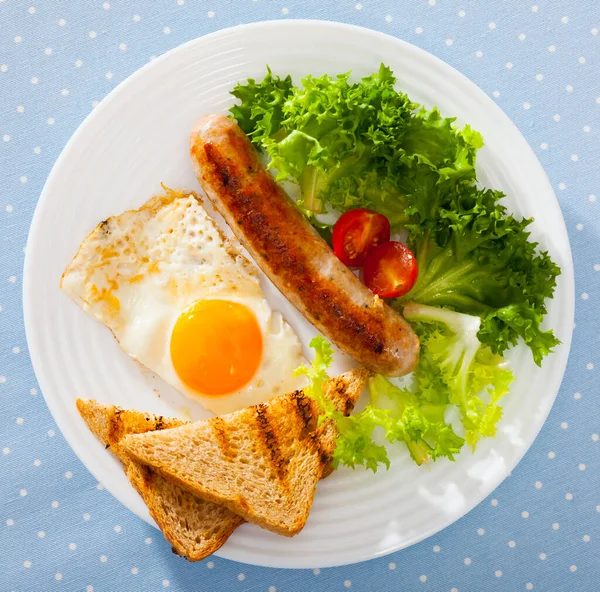 Smaczne śniadanie z kiełbasą, bekonem, jajecznicą — Zdjęcie stockowe