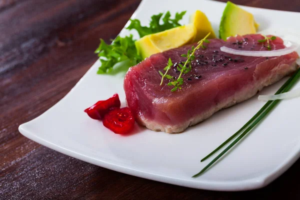 Delicioso filete de atún ligeramente frito — Foto de Stock
