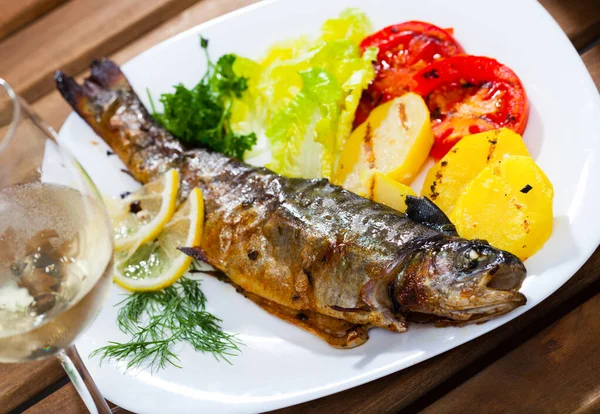 Baked trout with vegetables — Stock Photo, Image