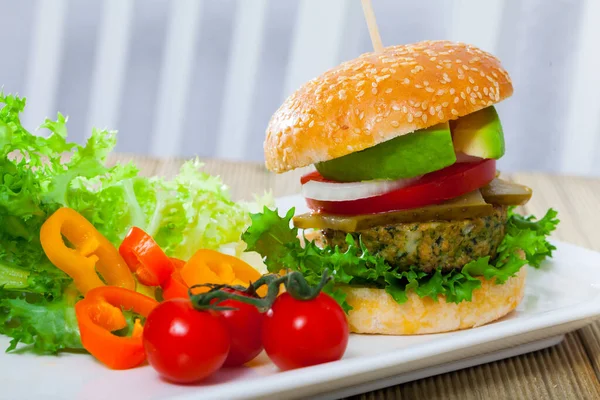 Hamburguesa vegetariana con falafel y verduras — Foto de Stock