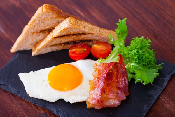 Gebratenes Ei mit Speck und Toast — Stockfoto