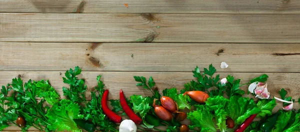 Natural wooden background with fresh vegetables assortment — Stock Photo, Image