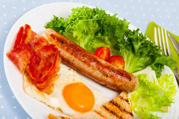 Πρωινό υψηλής θερμιδικής αξίας με τηγανητό λουκάνικο — Φωτογραφία Αρχείου