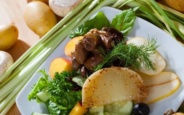 Kippenharten in salade met geroosterde kaas, perzik, peer — Stockfoto