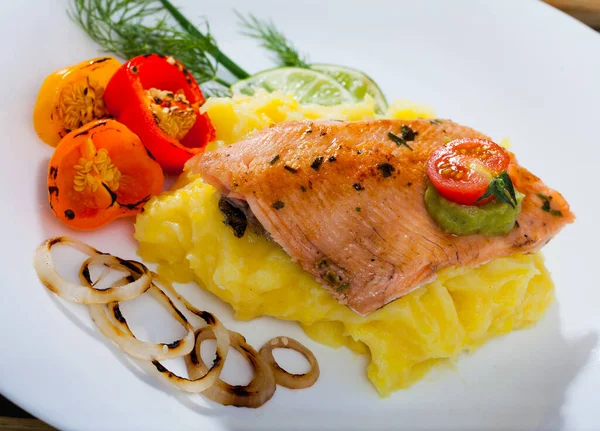 Lekker gebakken forelfilet met aardappelpuree, paprika, ui en groente — Stockfoto