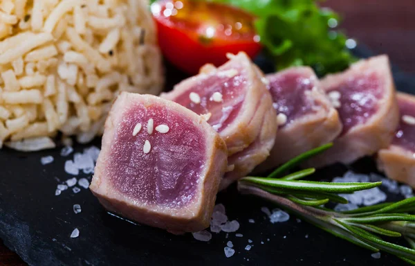 Thunfisch Tataki garniert mit Reis — Stockfoto