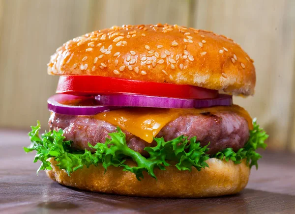 Klasyczny domowej roboty cheeseburger — Zdjęcie stockowe