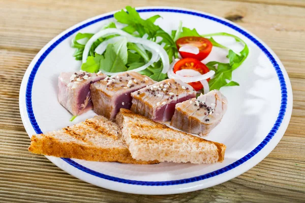 Leicht gebratener Thunfisch mit Toasts, Tomaten und Gemüse — Stockfoto
