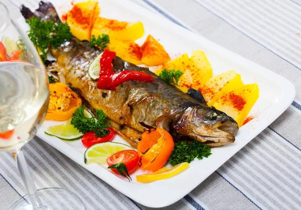 Truite cuite au four aux légumes et au vin blanc — Photo