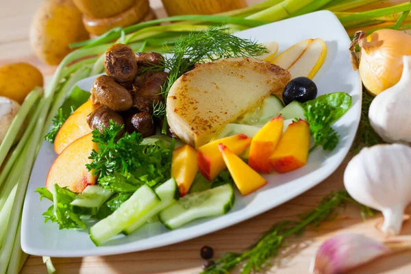 Salade met kippenhart en gebakken kaas — Stockfoto