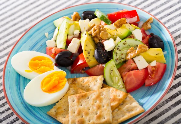 Haşlanmış yumurta ve krakerli vitamin salatası. — Stok fotoğraf
