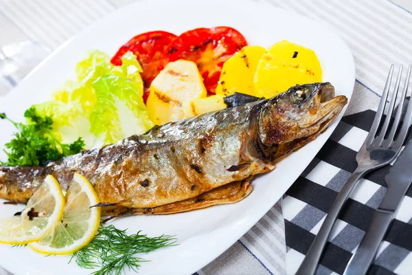 Baked trout with vegetables — Stock Photo, Image