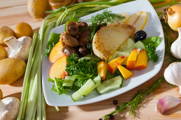 Kuřecí srdce v salátu s pečeným sýrem, broskví, hruškami — Stock fotografie