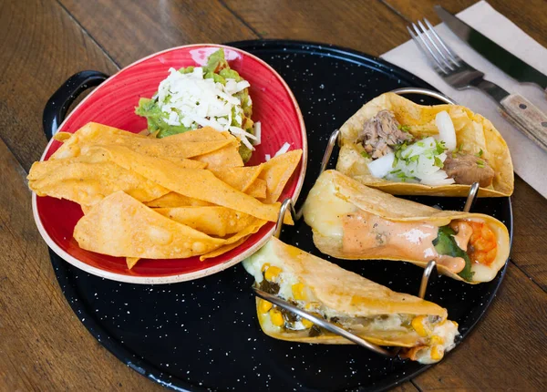 Guacamole com nachos e tacos — Fotografia de Stock