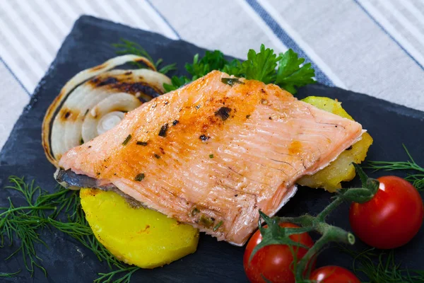 Filete de trucha al horno con patatas en pizarra negra — Foto de Stock