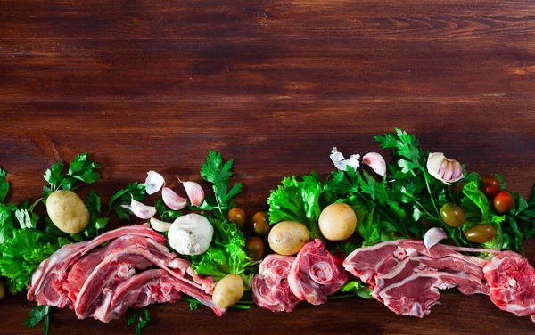 Carne di montone cruda e verdure assortimento su sfondo naturale in legno — Foto Stock