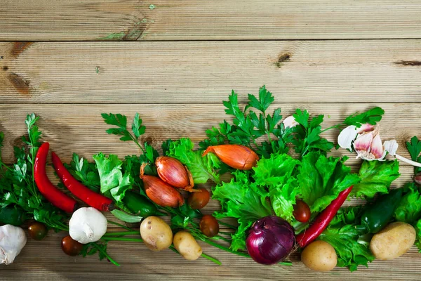 Gemüsesortiment auf Holzboden, veganes Kochkonzept — Stockfoto