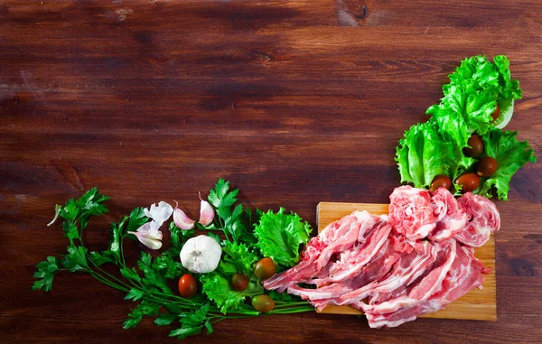 Bordo naturale con agnello e verdure — Foto Stock