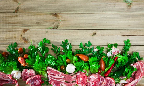 Surové skopové a zeleninové sortiment na přírodním dřevěném pozadí — Stock fotografie