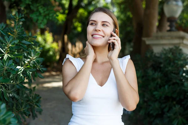 Park yerinde telefon kullanan kadın. — Stok fotoğraf