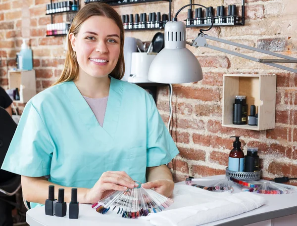 Maestro unghie professionale seduto sul posto di lavoro — Foto Stock