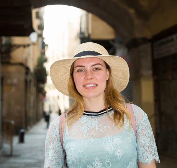 Ung kvinna turist i hatt i historiska centrum utomhus — Stockfoto