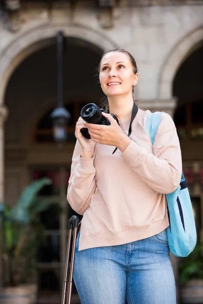 Blonde is taking photos while traveling. — Stock Photo, Image