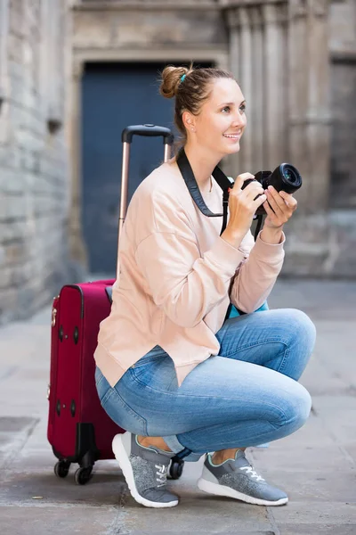 Turista femenina fotografiando la ciudad — Foto de Stock