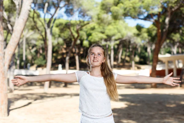 Πορτρέτο της εφηβικής χαριτωμένο κορίτσι στέκεται στο πράσινο πάρκο την ηλιόλουστη μέρα — Φωτογραφία Αρχείου