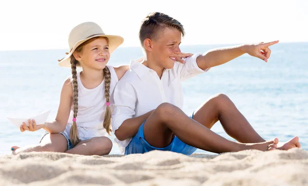 Kinder zeigen mit Finger auf Sandstrand — Stockfoto