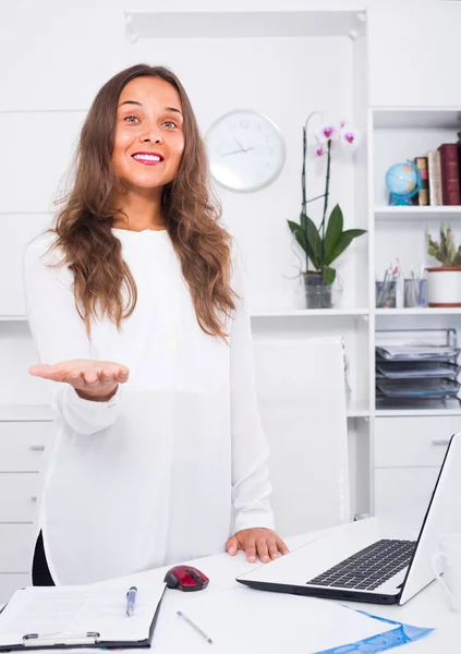 Mulher de pé com mesa no escritório — Fotografia de Stock