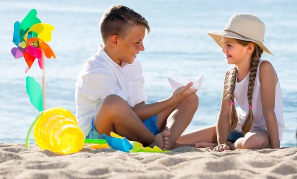 Chłopiec i dziewczyna bawią się zabawkami na plaży — Zdjęcie stockowe