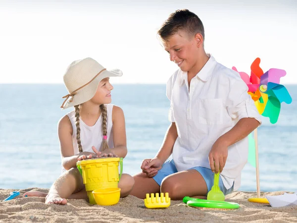 Niño y niña jugando playa —  Fotos de Stock