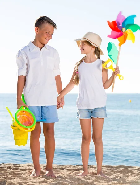 男の子と女の子のおもちゃビーチ — ストック写真