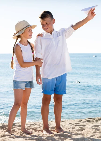 Zwei Kinder zeigen Strand — Stockfoto