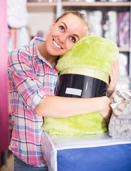 Mujer cliente feliz con coberturas en tienda textil —  Fotos de Stock