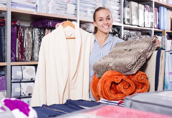 Žena zákazník nákup více položek v textilním obchodě — Stock fotografie
