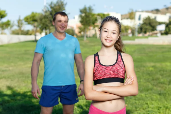 Chica feliz listo para el entrenamiento con el padre — Foto de Stock