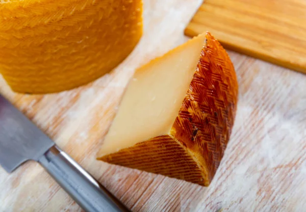 Rebanadas de queso artesanal español semi duro de leche de vaca — Foto de Stock