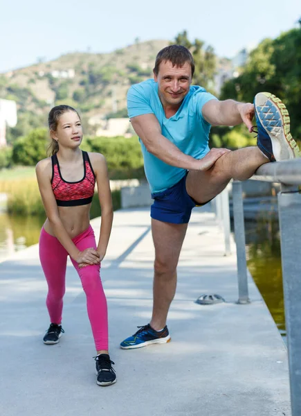 Father and preteen girl training together — Stock Photo, Image