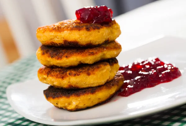 Image of stack of fried quark pancakes with jam served — Stock Photo, Image